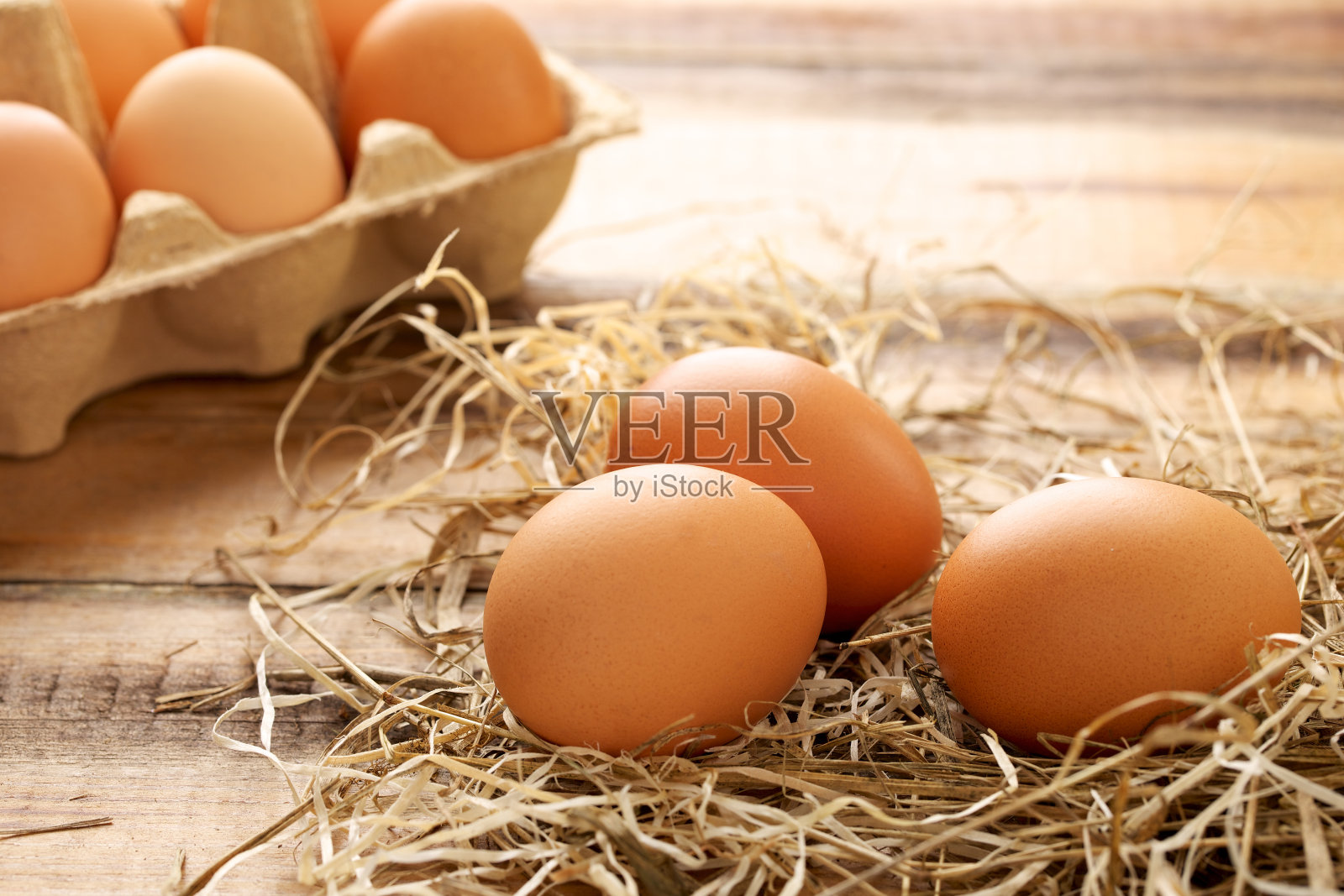 新鲜的鸡蛋和稻草木质背景照片摄影图片