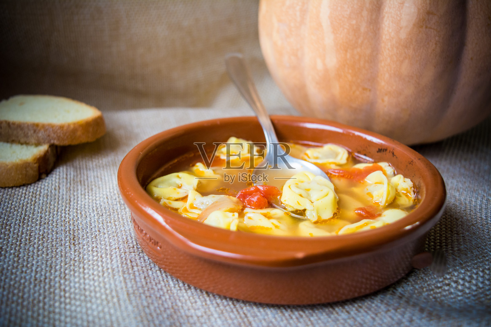 在Brodo的意大利传统食物叫饺子和面包照片摄影图片