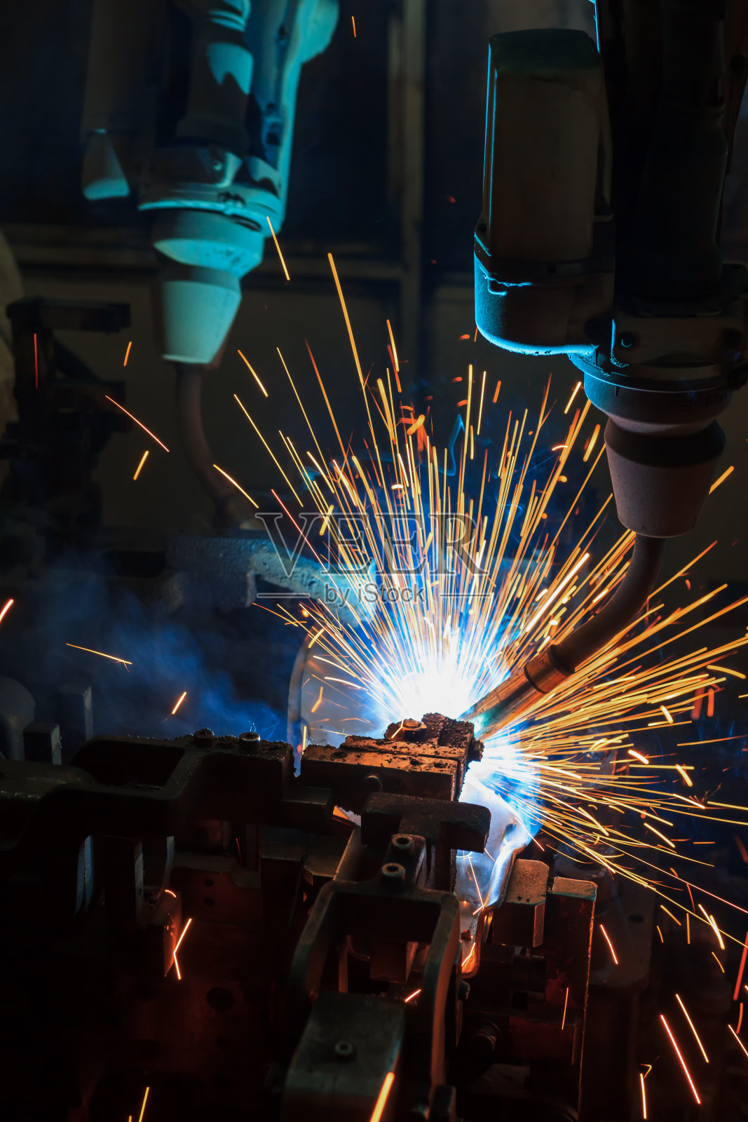 团队工业机器人正在汽车工业工厂焊接照片摄影图片