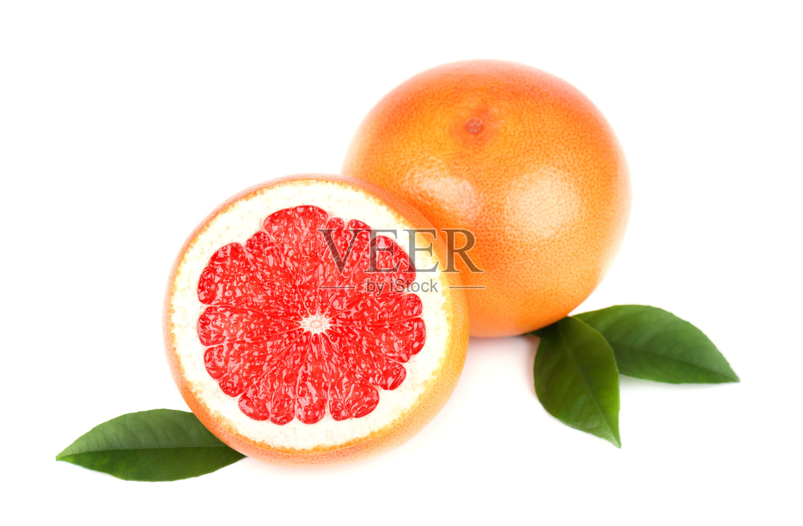 葡萄柚与半切片和叶子孤立在白色背景与修剪路径。柚子孤立、葡萄柚。照片摄影图片