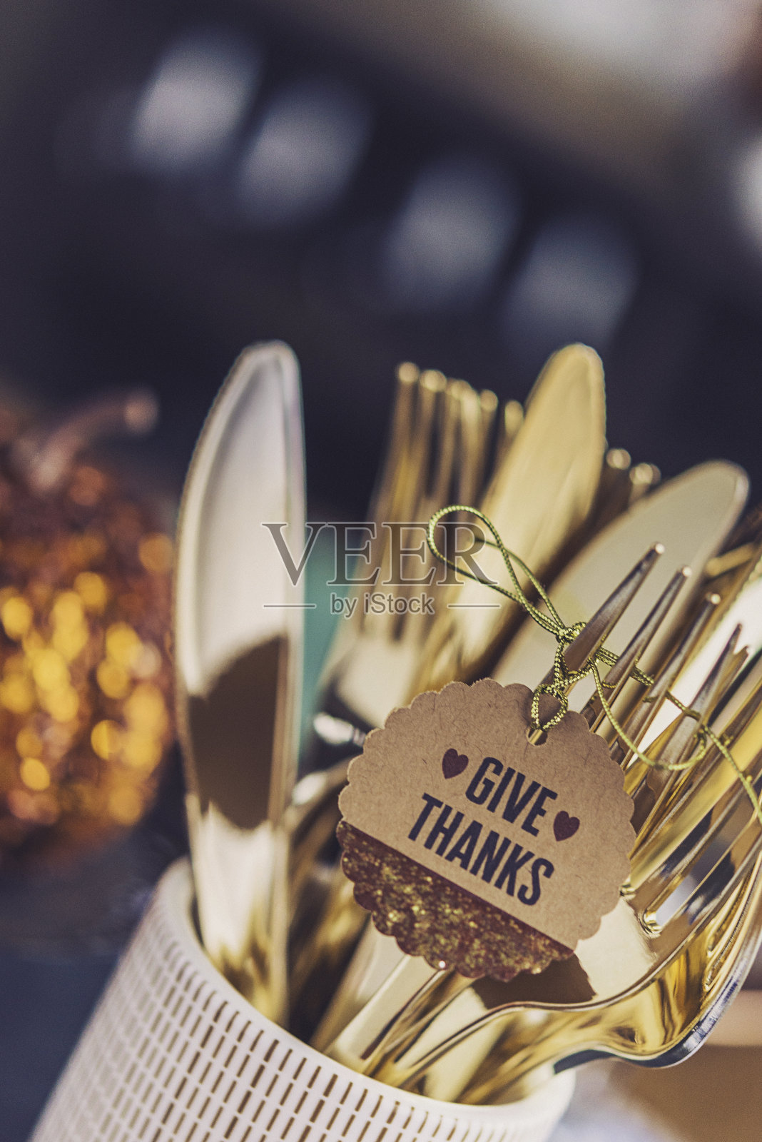 感恩节餐桌上有豪华的金色餐具和闪闪发光的南瓜照片摄影图片