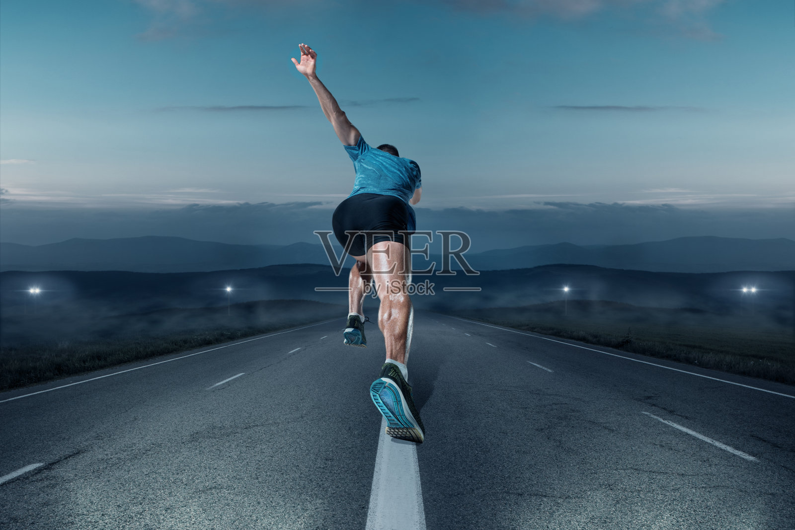 人在跑道上跑步和训练的近距离双脚照片摄影图片