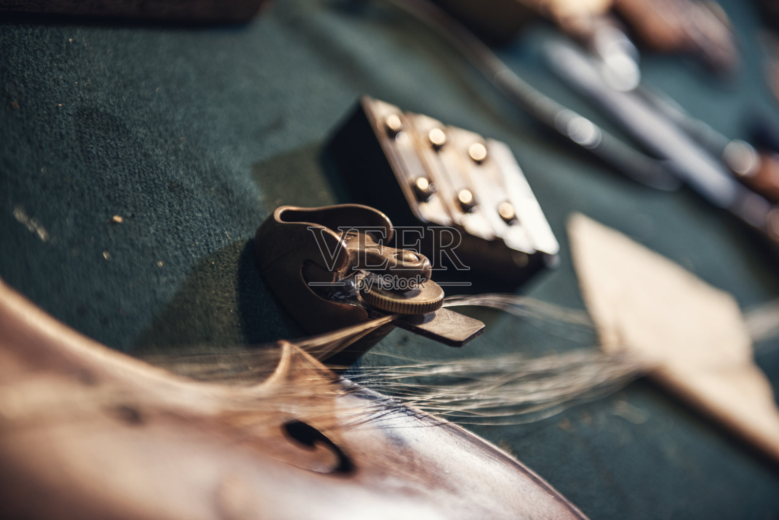 工具和修好的小提琴在乐器修理店照片摄影图片