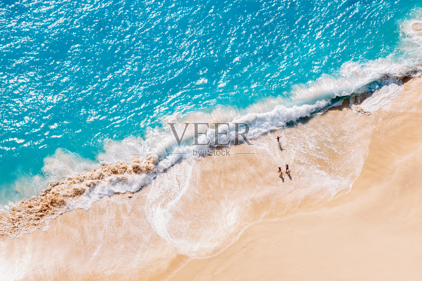 鸟瞰图热带沙滩和蓝色的海洋照片摄影图片