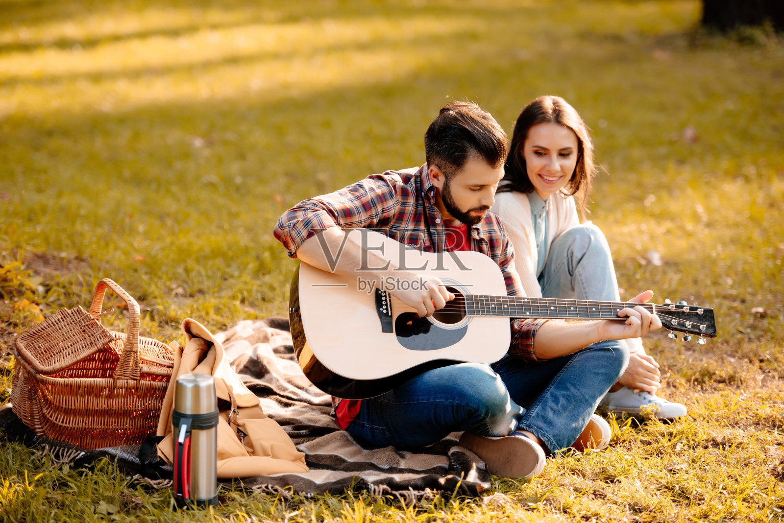 年轻男子和女朋友在弹吉他照片摄影图片
