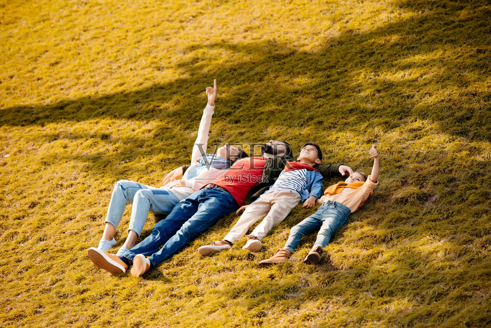 一家人在草地上休息照片摄影图片