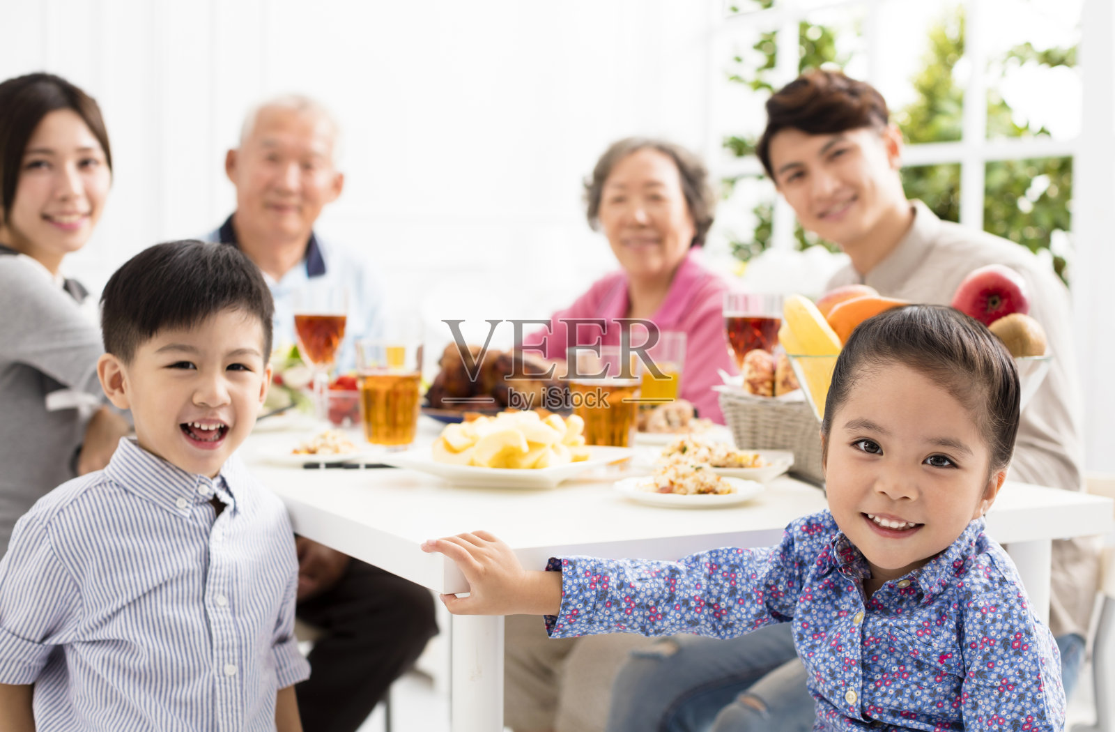 幸福的亚洲家庭在家吃饭照片摄影图片