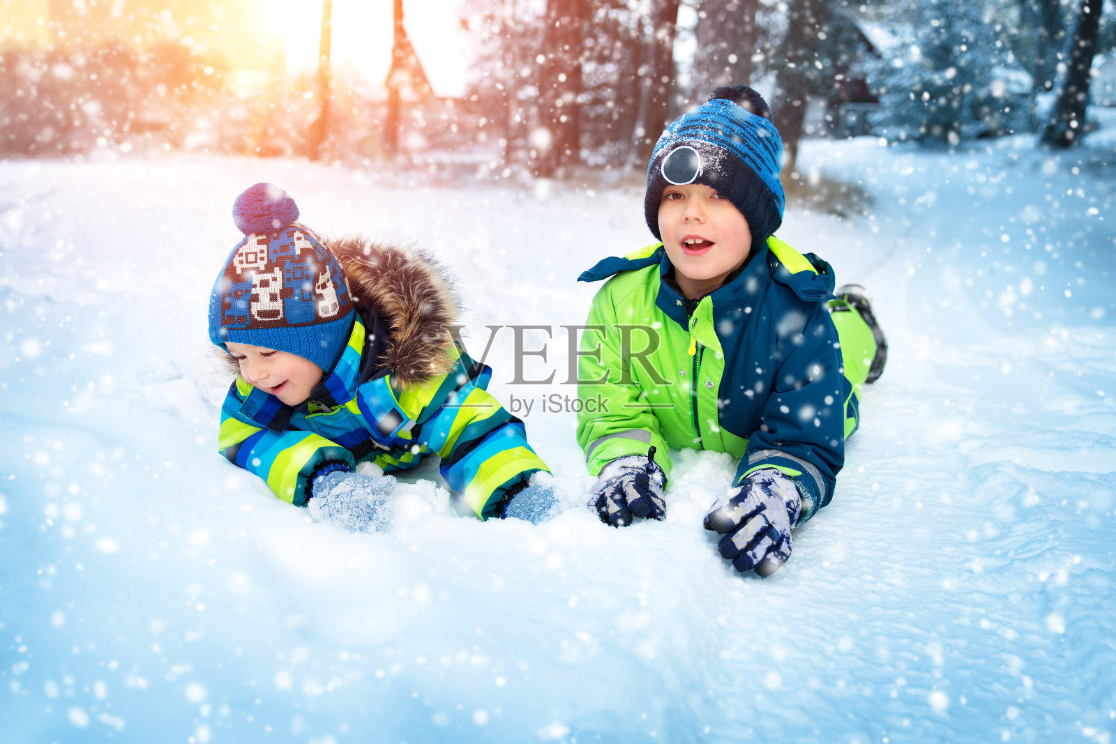 孩子们在下雪的雪地里玩耍照片摄影图片