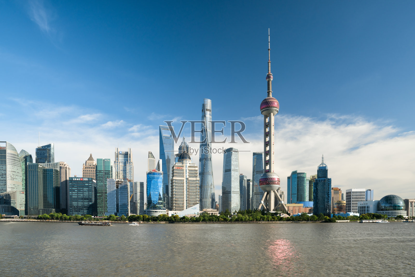 阳光明媚的上海天际线，中国照片摄影图片