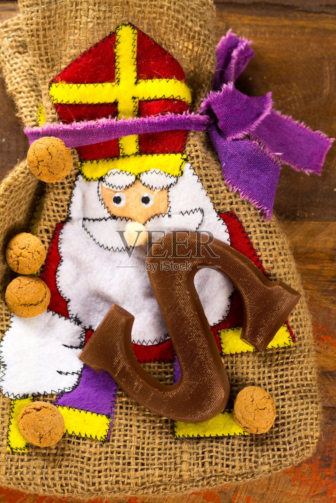传统的荷兰圣诞老人在12月为孩子们庆祝礼物，圣诞老人的礼物袋和巧克力信照片摄影图片
