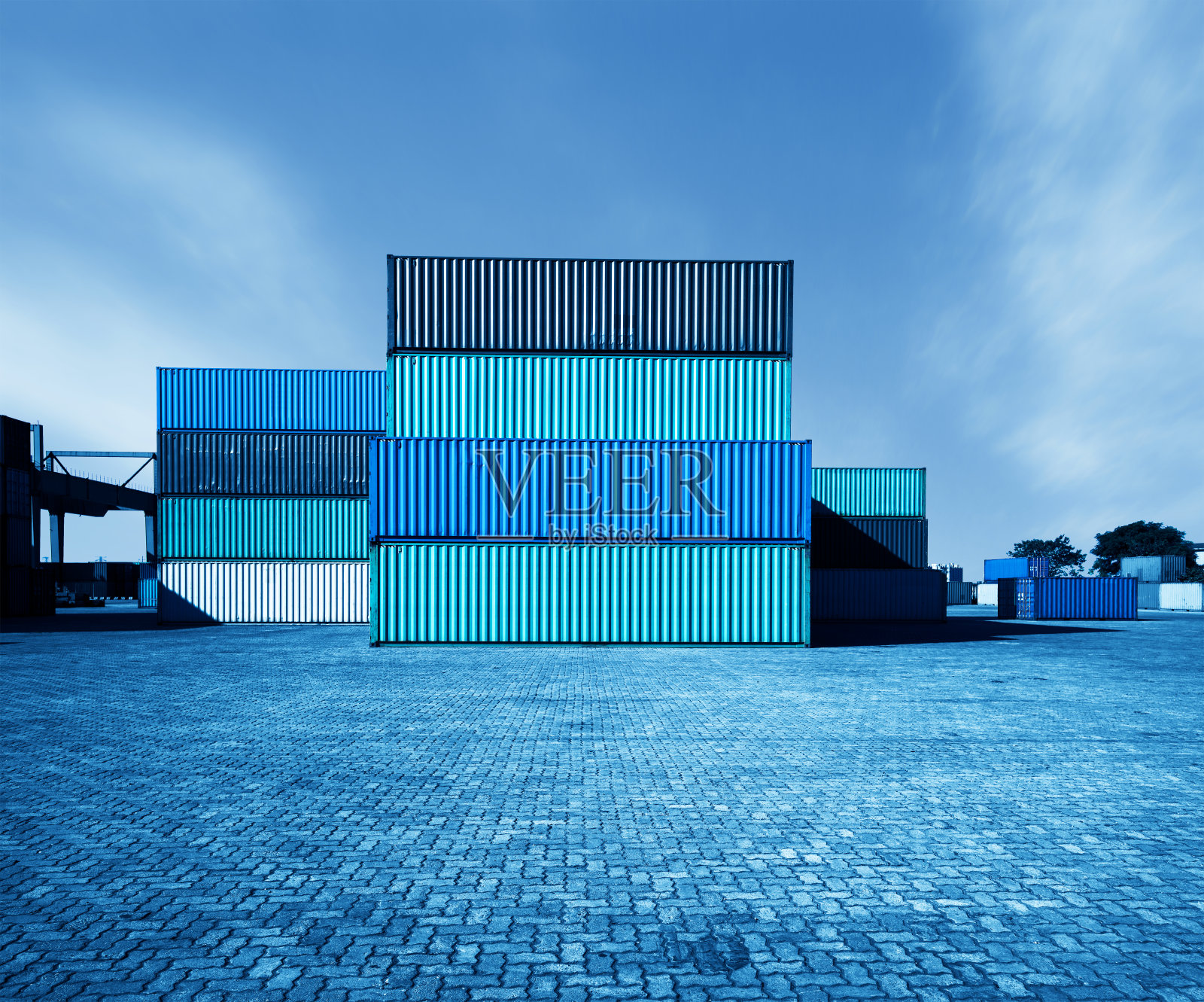 港口货运，蓝色色调的图像。照片摄影图片