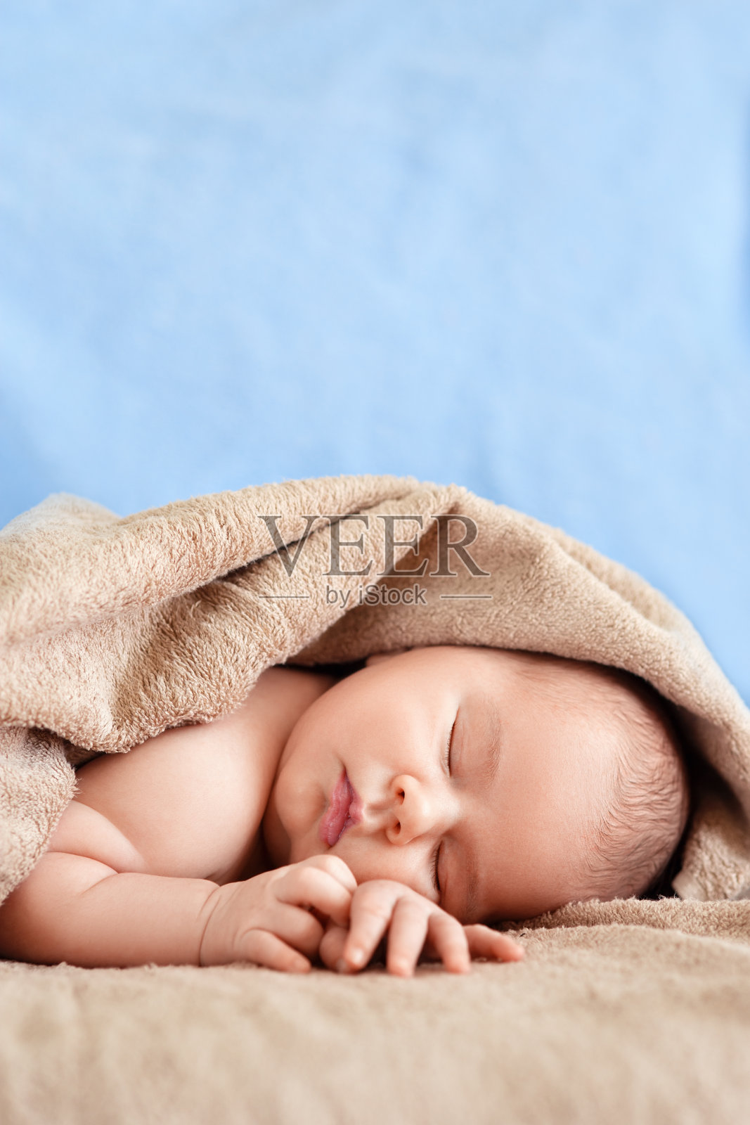 新生儿睡觉的男孩照片摄影图片
