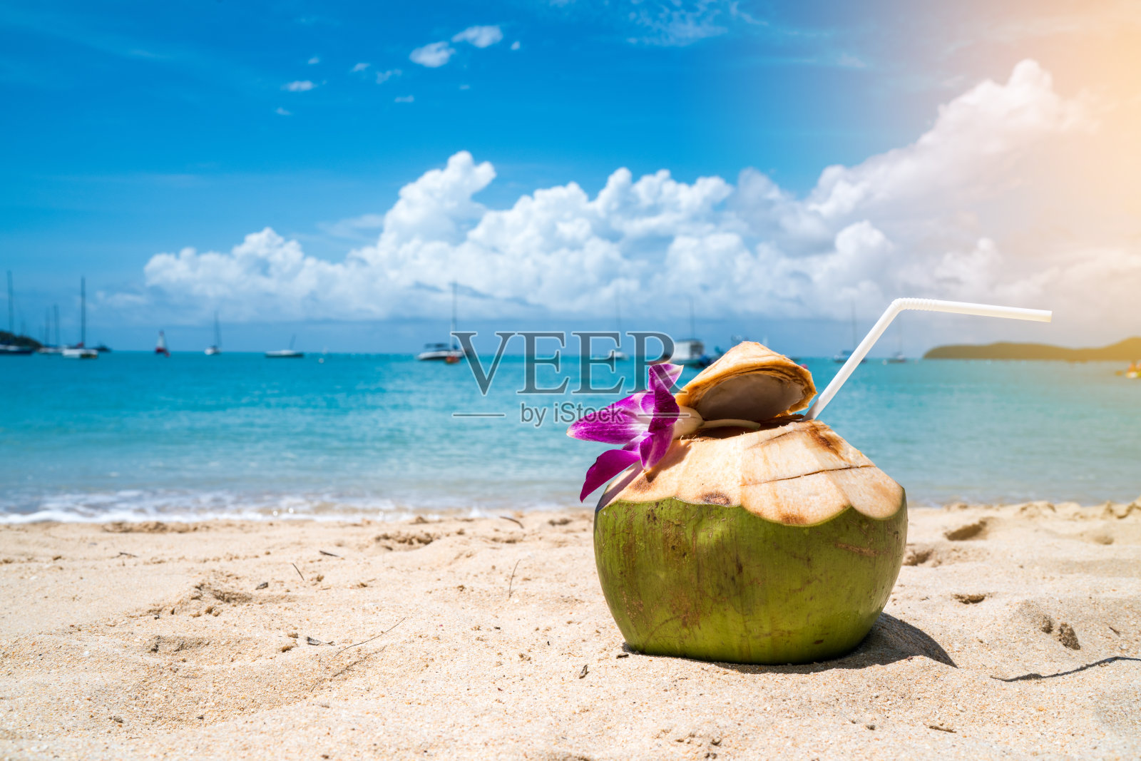 椰子汁上沙滩沙滩岛，晴空万里，仿空间。照片摄影图片