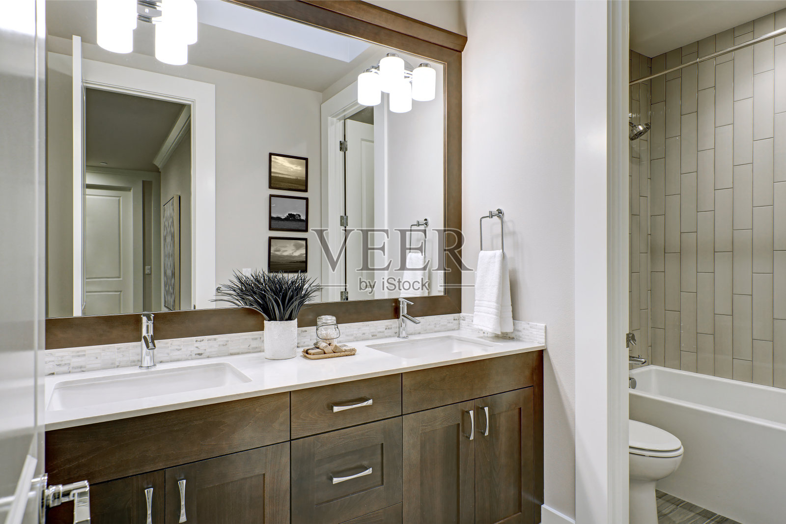 白色和棕色的浴室拥有一个充满双重梳妆台的角落照片摄影图片