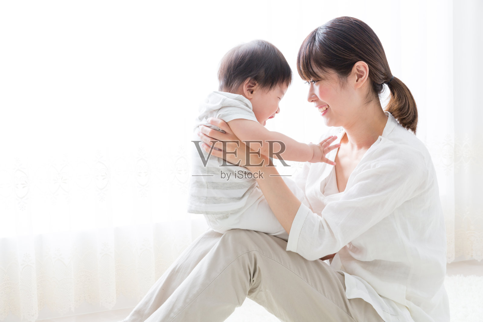 亚洲母亲和婴儿在客厅里照片摄影图片