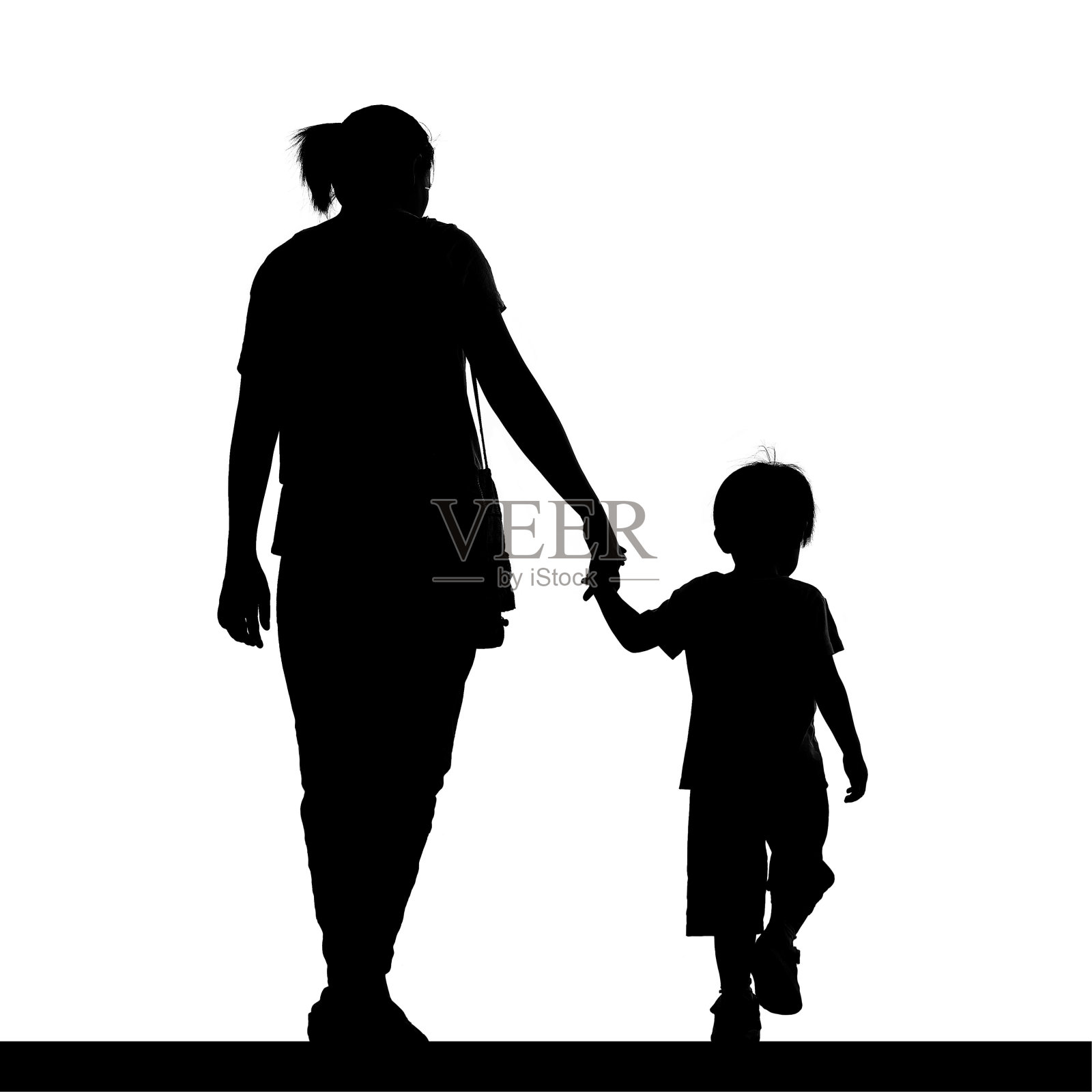 一个剪影的母亲抱着她的儿子孤立在白色的背景照片摄影图片