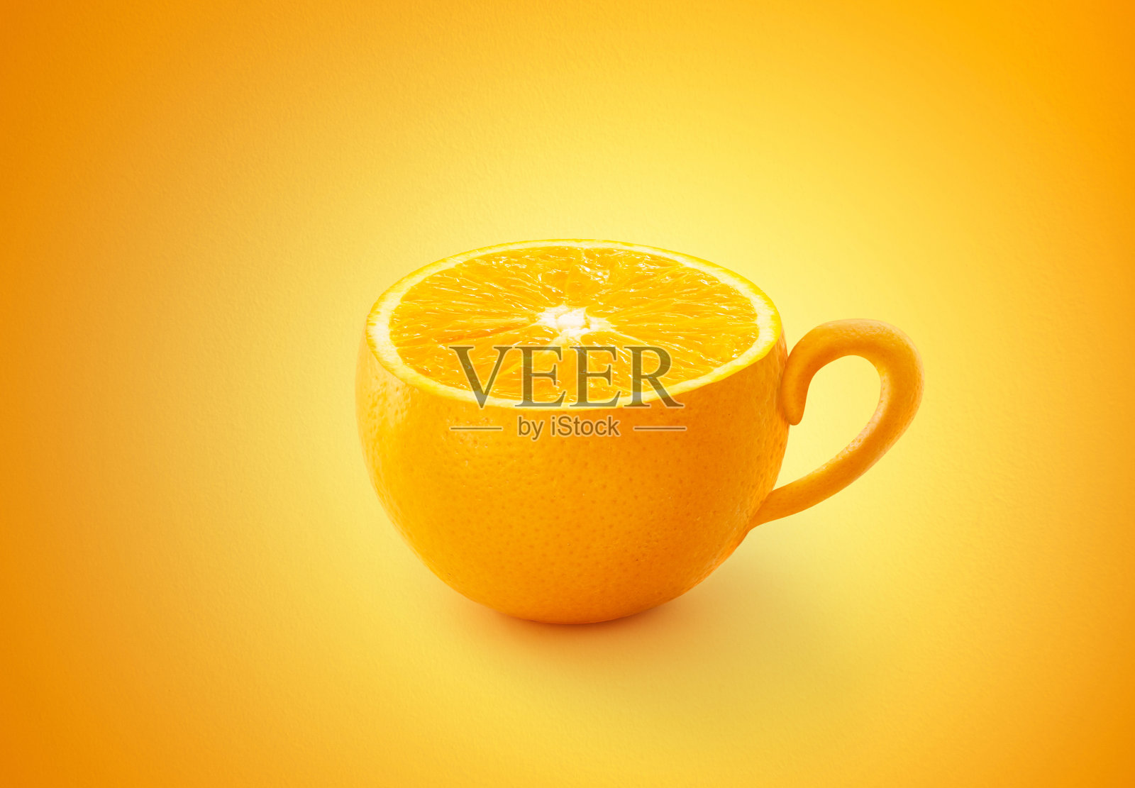 杯橙水果孤立在橙色背景。新鲜水果果汁的概念。照片摄影图片