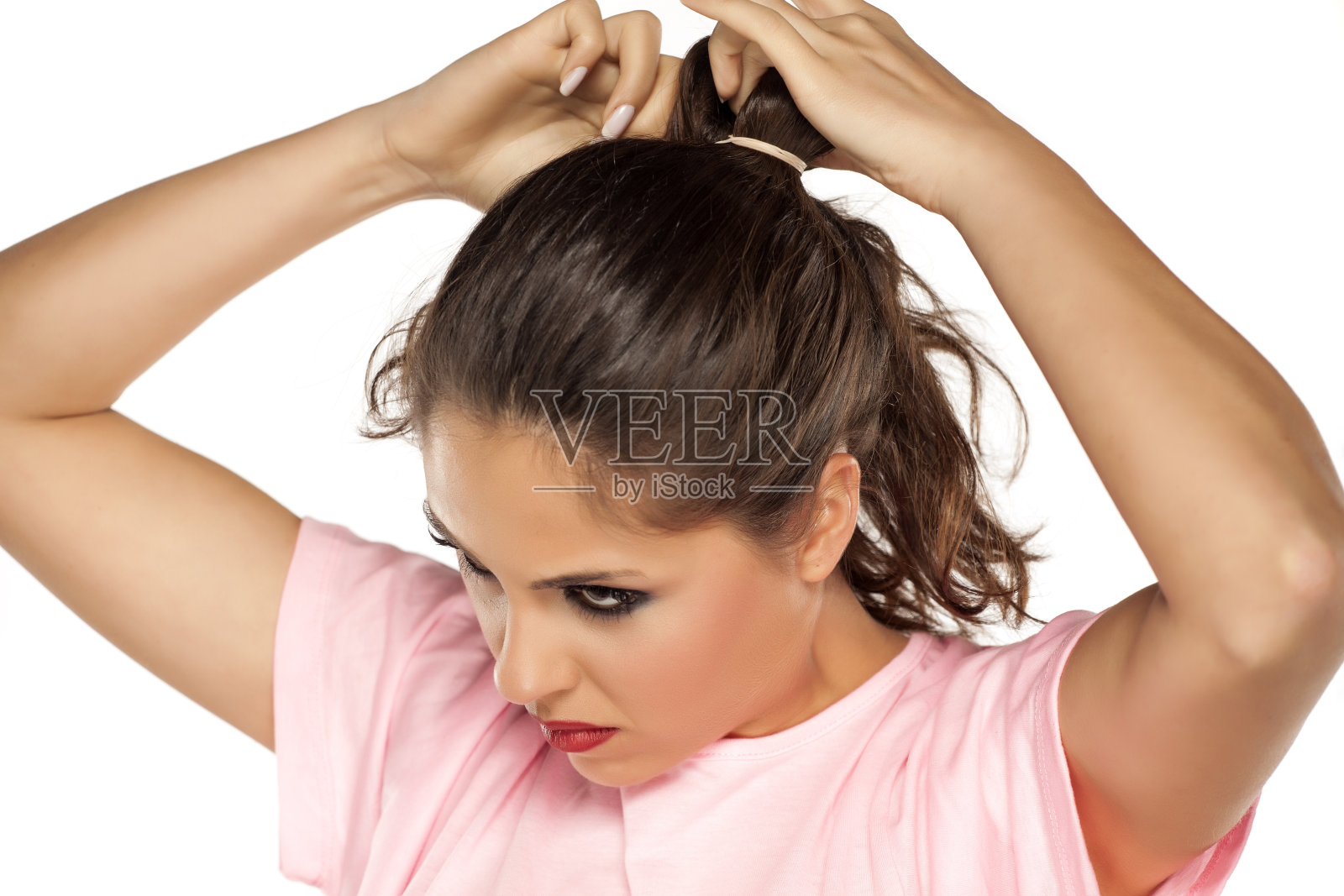 一位年轻漂亮的蓝眼睛女子用橡皮筋扎着头发照片摄影图片
