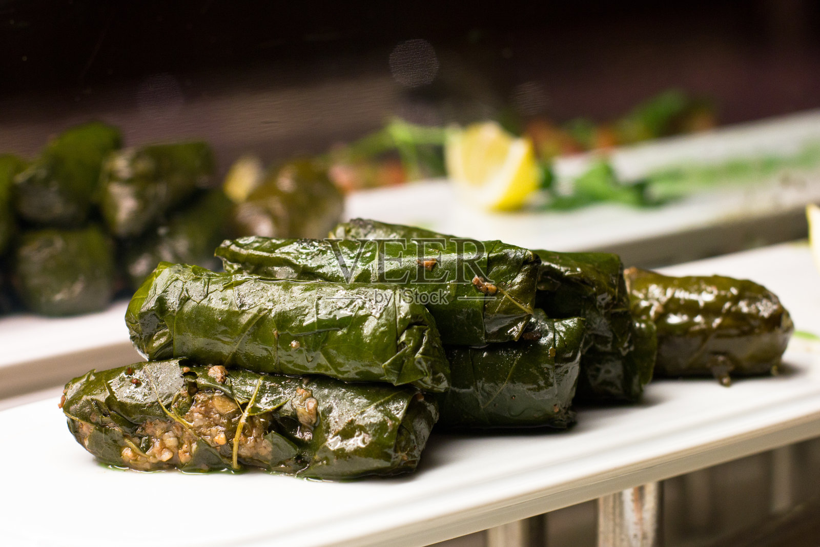 传统的土耳其萨尔马米饭和碎肉包裹在葡萄叶照片摄影图片
