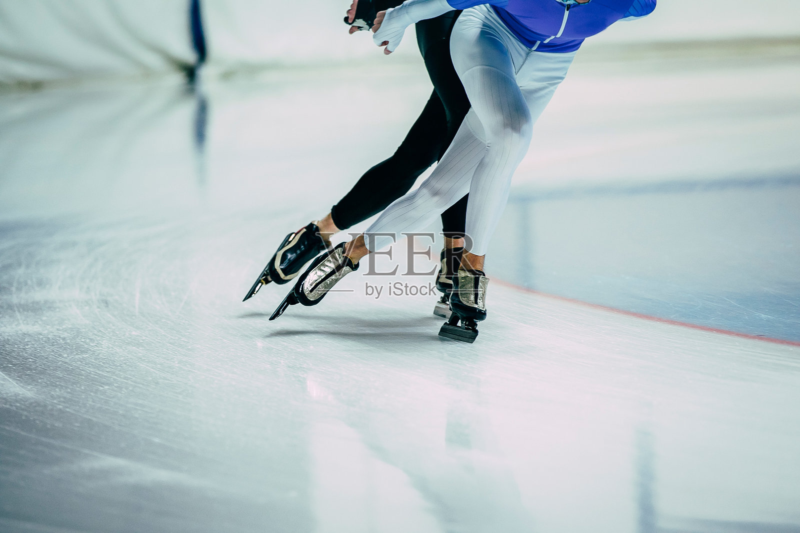 脚，男人，运动员，溜冰者，在冰上，去冰的运动宫殿。比赛在室内。热身照片摄影图片