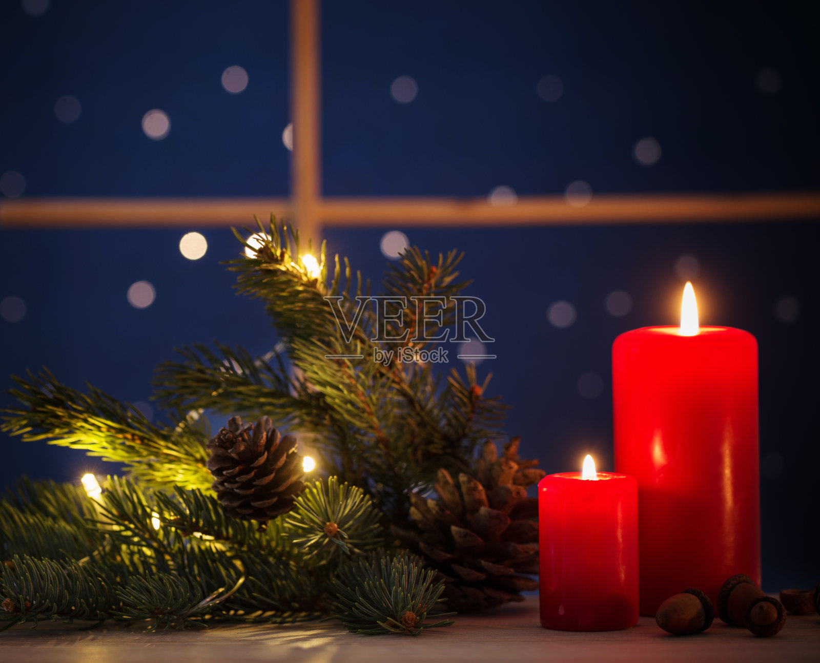 圣诞蜡烛的背景夜窗户照片摄影图片