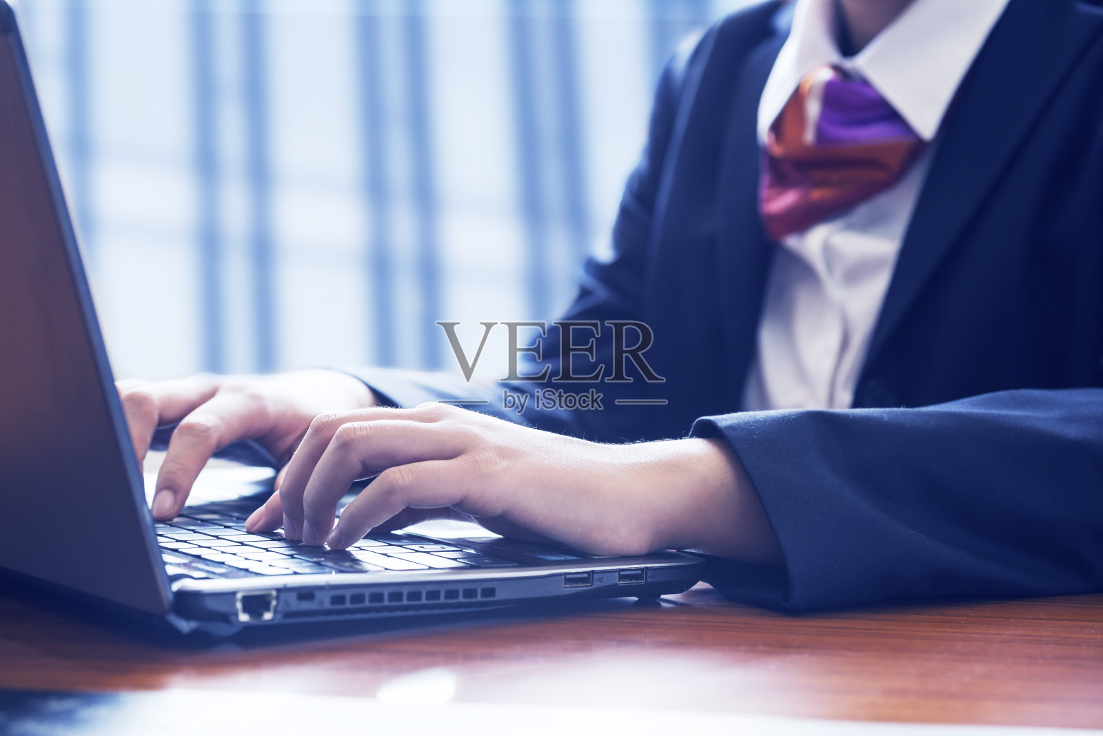 商务女性在办公室使用笔记本电脑照片摄影图片