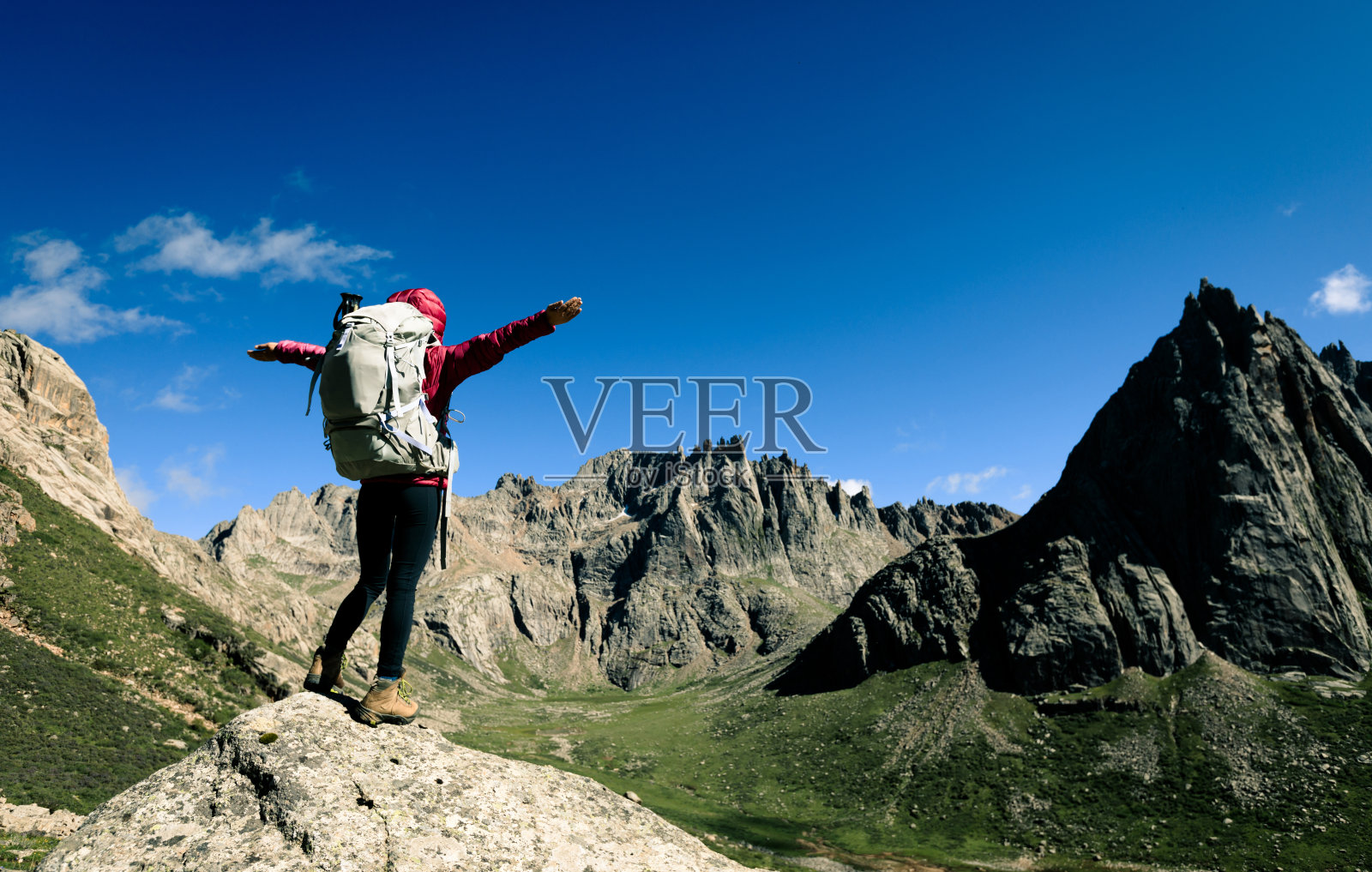 在高海拔的山顶徒步旅行的背包欢呼的女人照片摄影图片