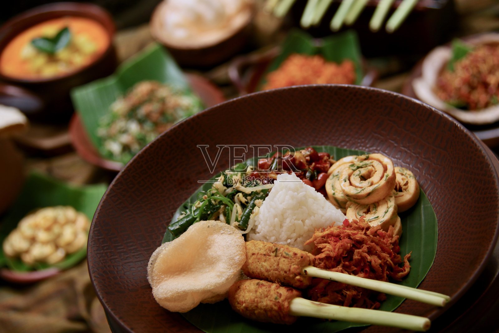 一种受欢迎的巴厘岛菜蒸饭和各种配菜照片摄影图片