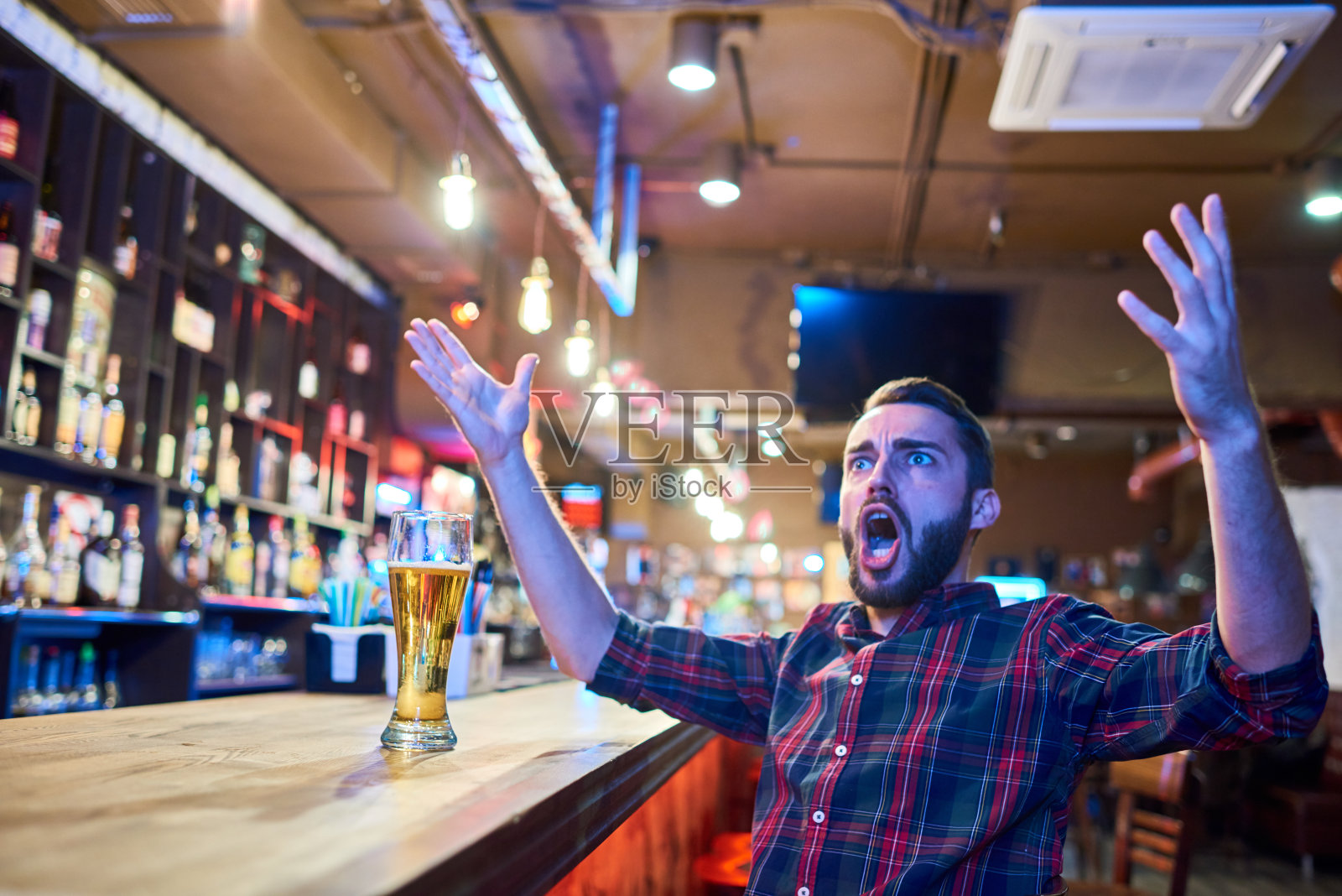 酒吧里的情绪运动迷照片摄影图片