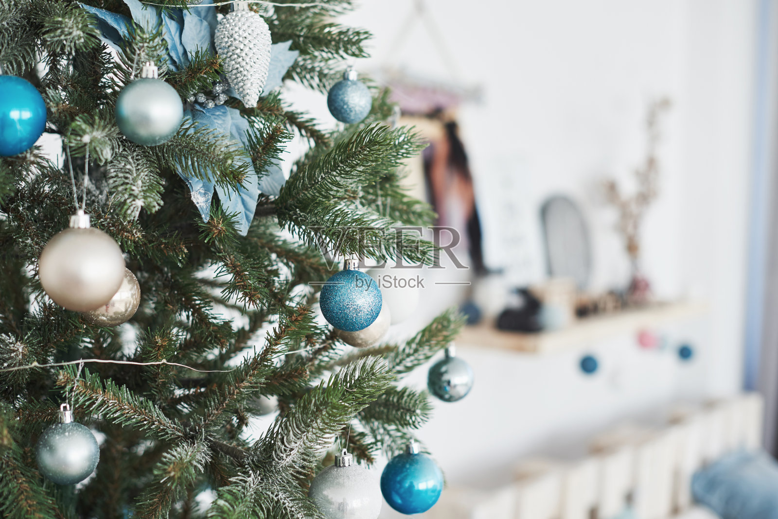 近距离的彩色装饰圣诞树照片摄影图片
