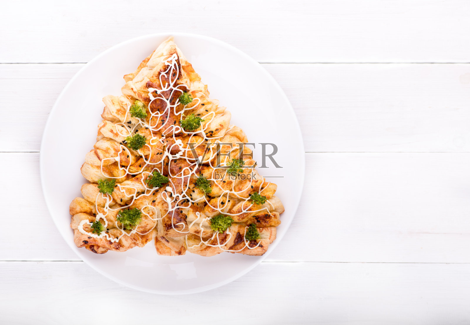 圣诞蛋糕，蓬松的圣诞树形状的奶酪和花椰菜，俯视图。照片摄影图片