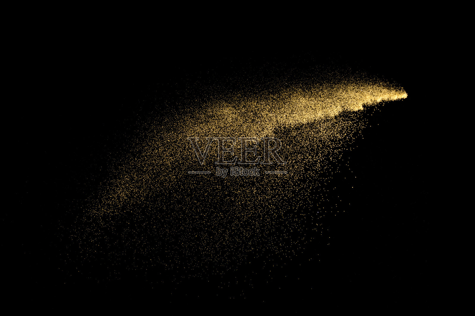 黑色背景上发生黄沙爆炸。抽象的沙子云。黄色的沙子在黑暗的背景上飞溅。桑迪飞在空中波浪。照片摄影图片