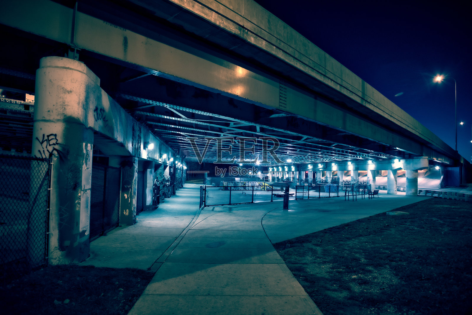 坚韧不拔和可怕的城市滑板公园在晚上的城市芝加哥。照片摄影图片