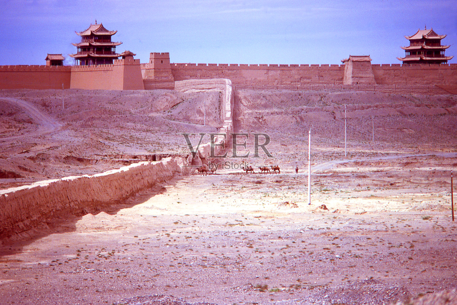 中国的长城在戈壁沙漠在嘉峪关著名的堡垒中国甘肃照片摄影图片