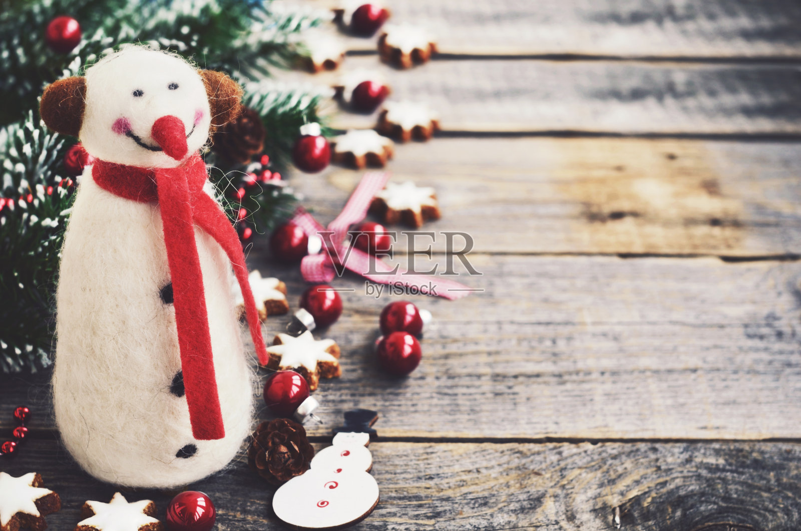 冬季装饰有雪人、圣诞树和姜饼星星饼干照片摄影图片