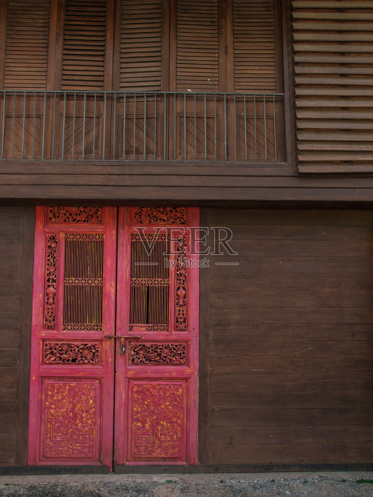 传统泰国房子里的红色中国门照片摄影图片
