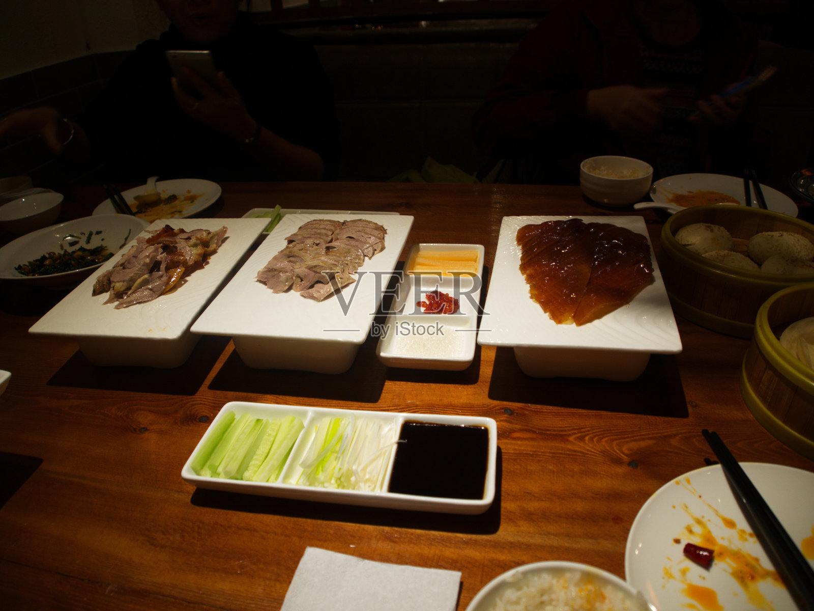 北京烤鸭。中国最著名的食物。在北京吃和取。2017年10月22日。照片摄影图片