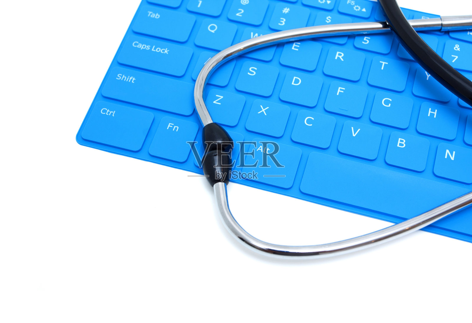 听诊器和蓝色键盘隔离在白色背景上照片摄影图片