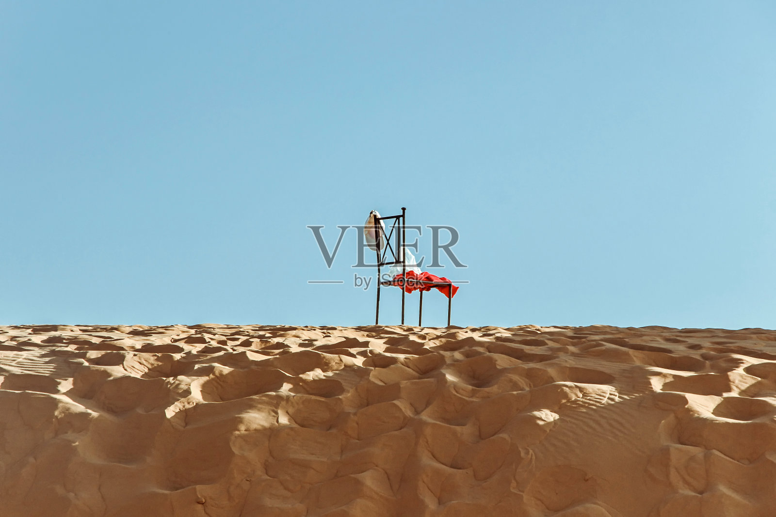 沙漠里沙丘上的椅子照片摄影图片