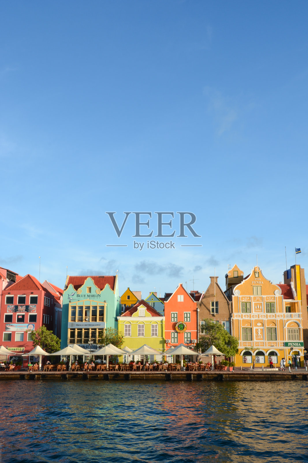 库拉索岛历史悠久的海滨城市Willemstad上五颜六色的殖民建筑照片摄影图片