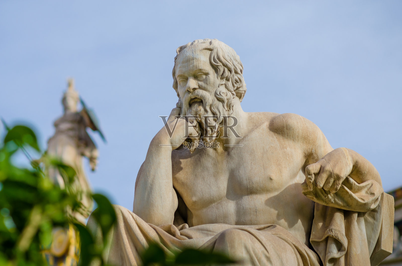近距离观察古希腊最伟大的哲学家苏格拉底的大理石雕像。照片摄影图片