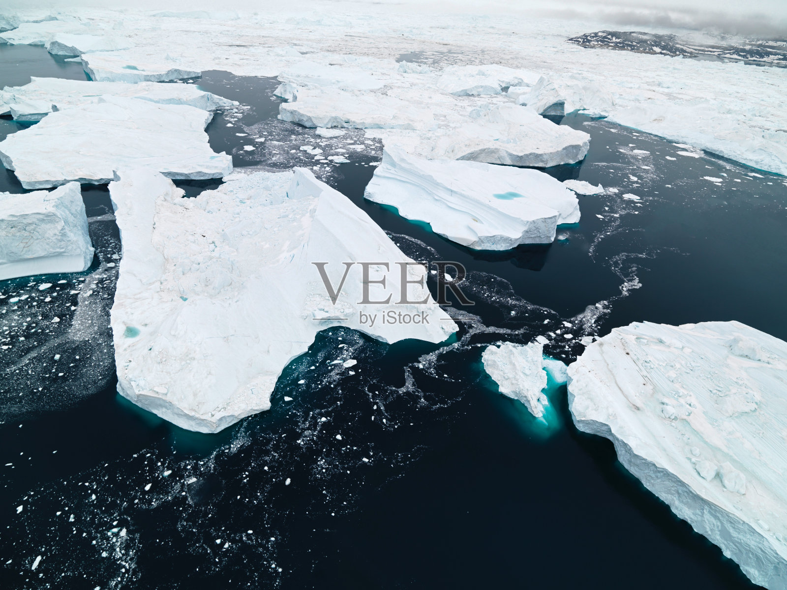 鸟瞰格陵兰岛的冰山照片摄影图片