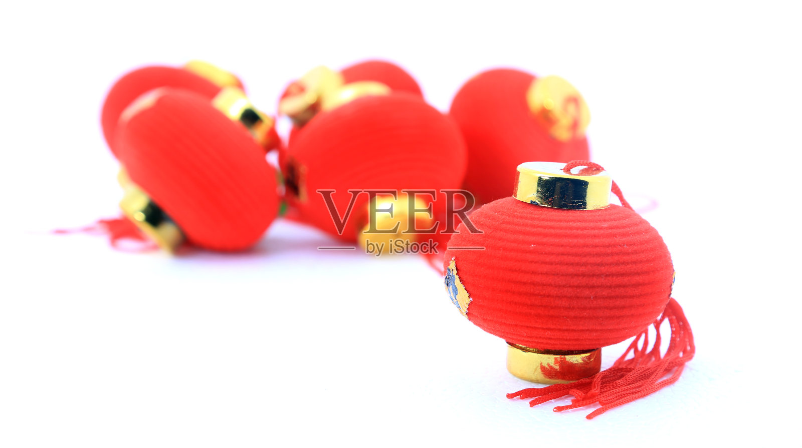 一组红色的小灯笼装饰在白色的背景上。这个中文单词的意思是财富。照片摄影图片