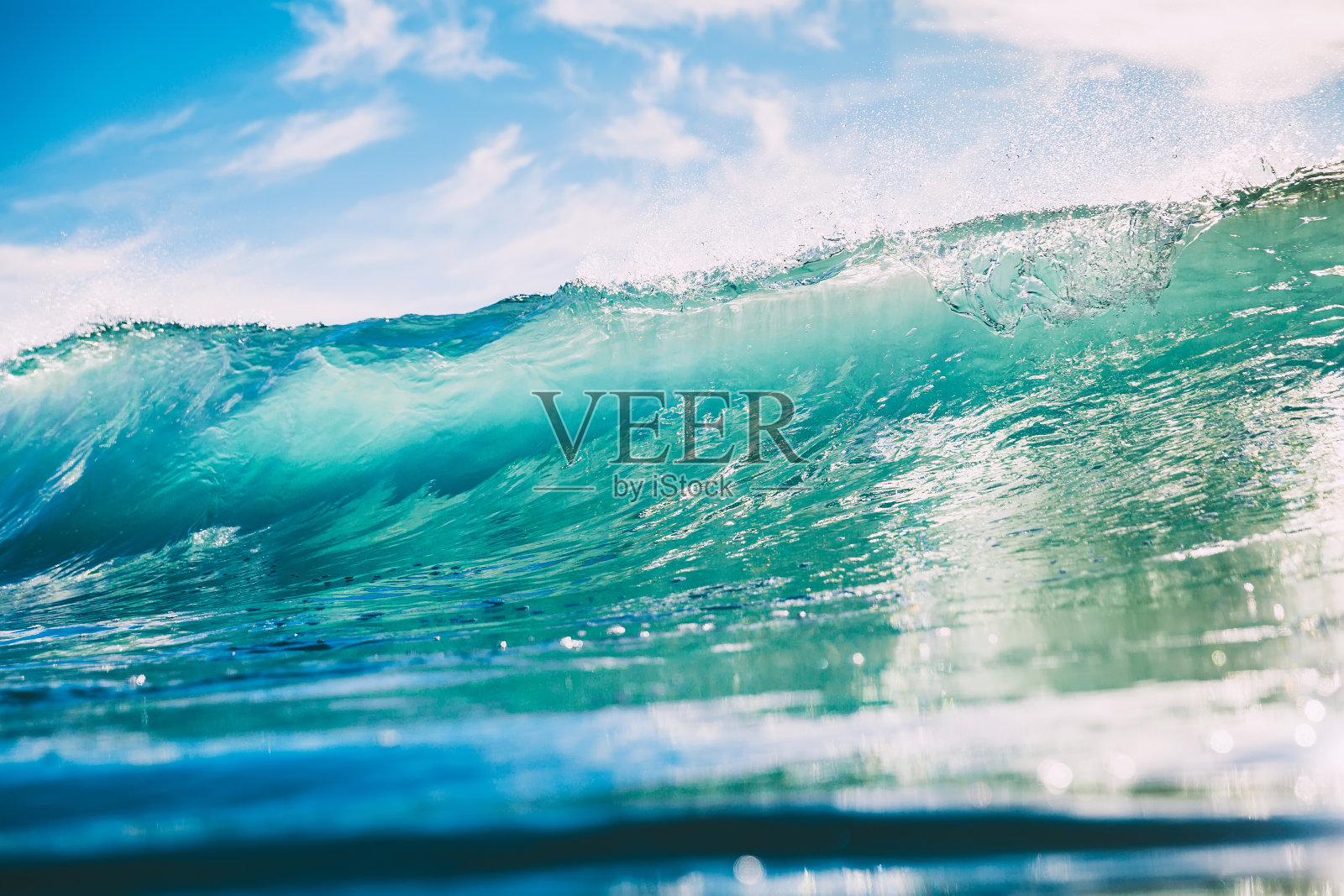 大海里的蓝色波浪。清澈的波浪和阳光照片摄影图片