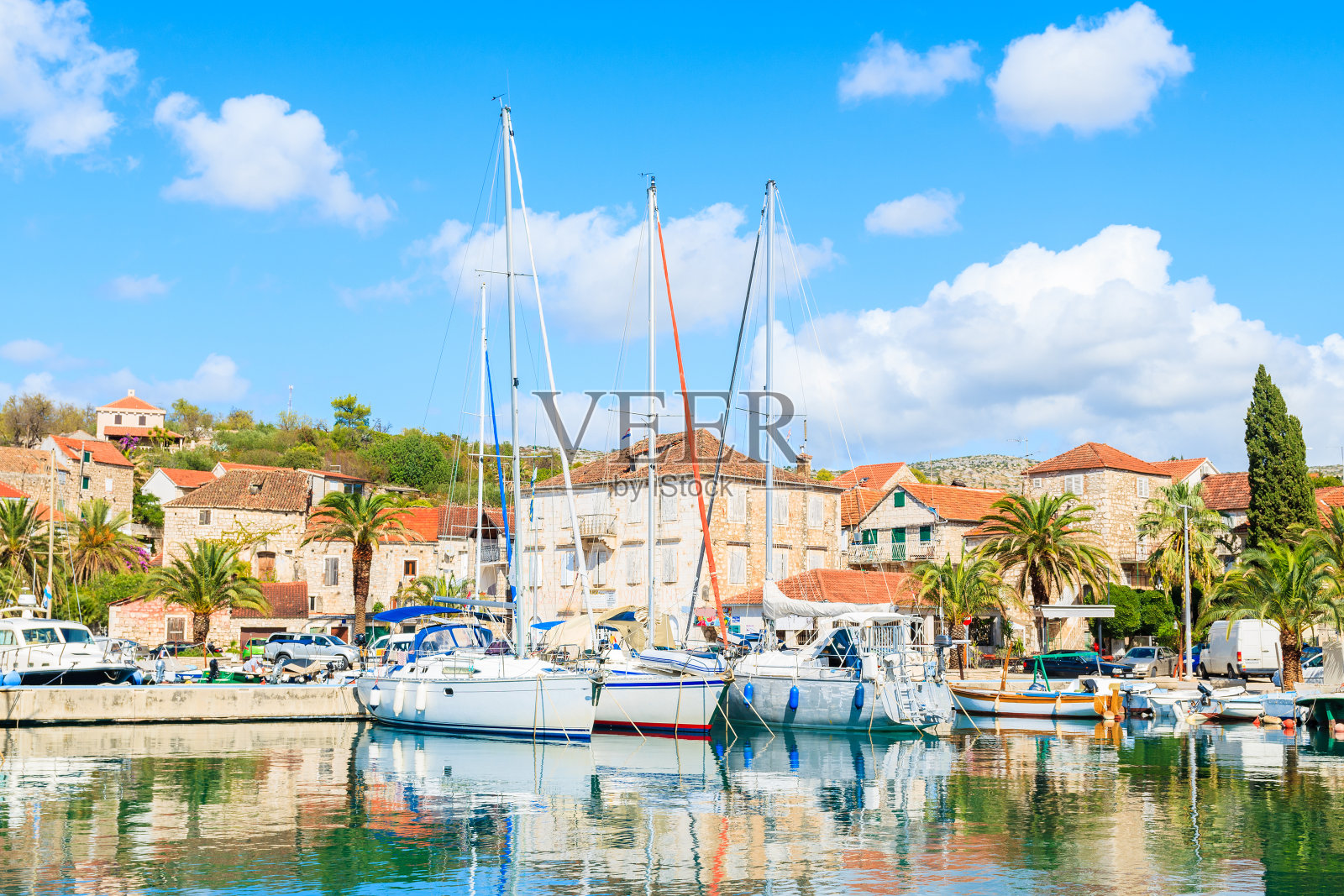 克罗地亚布拉克岛，阳光明媚的夏日，米尔纳港的帆船和渔船照片摄影图片