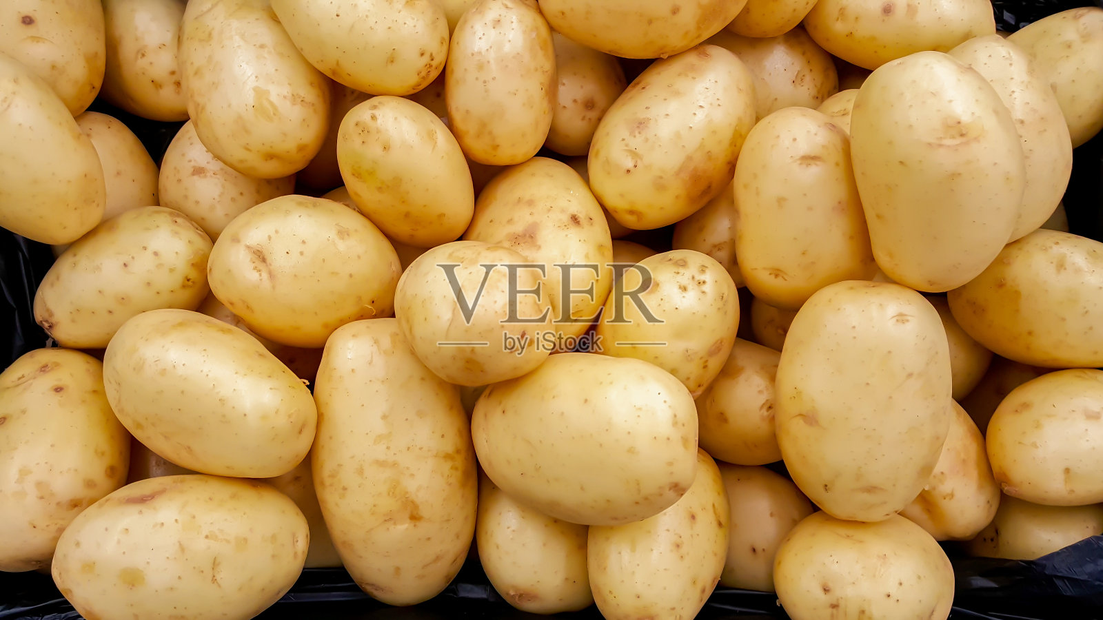 市场上洗过的白土豆照片摄影图片