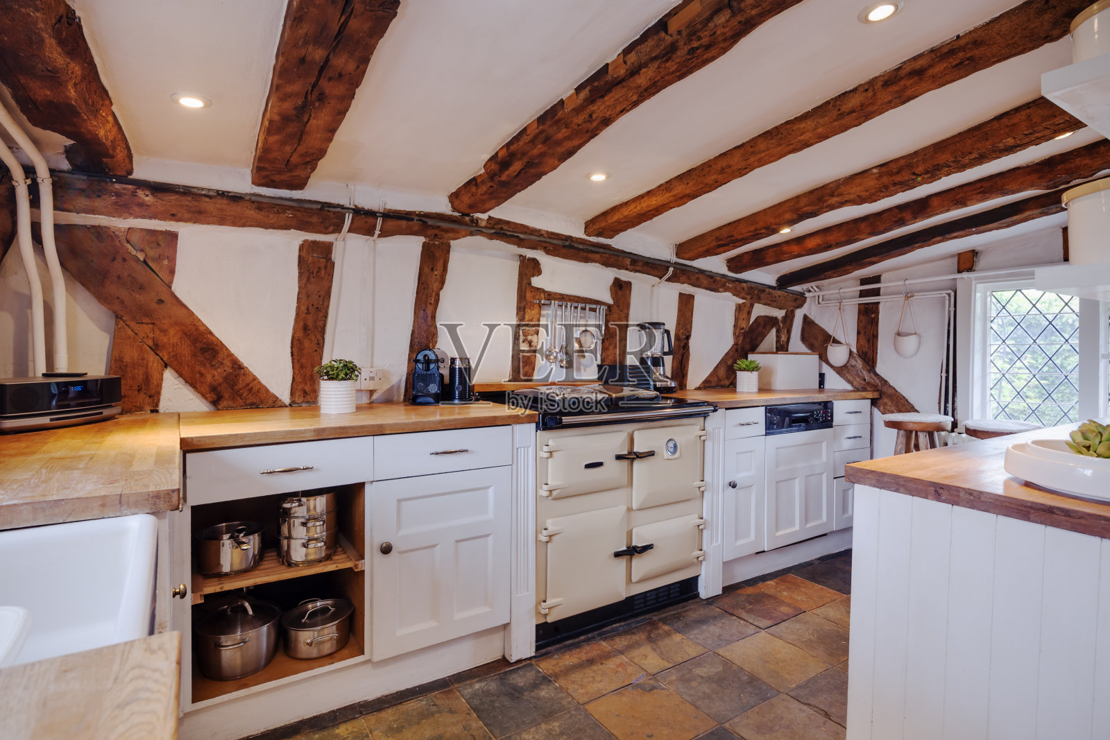 现代化的16世纪英国乡村厨房照片摄影图片