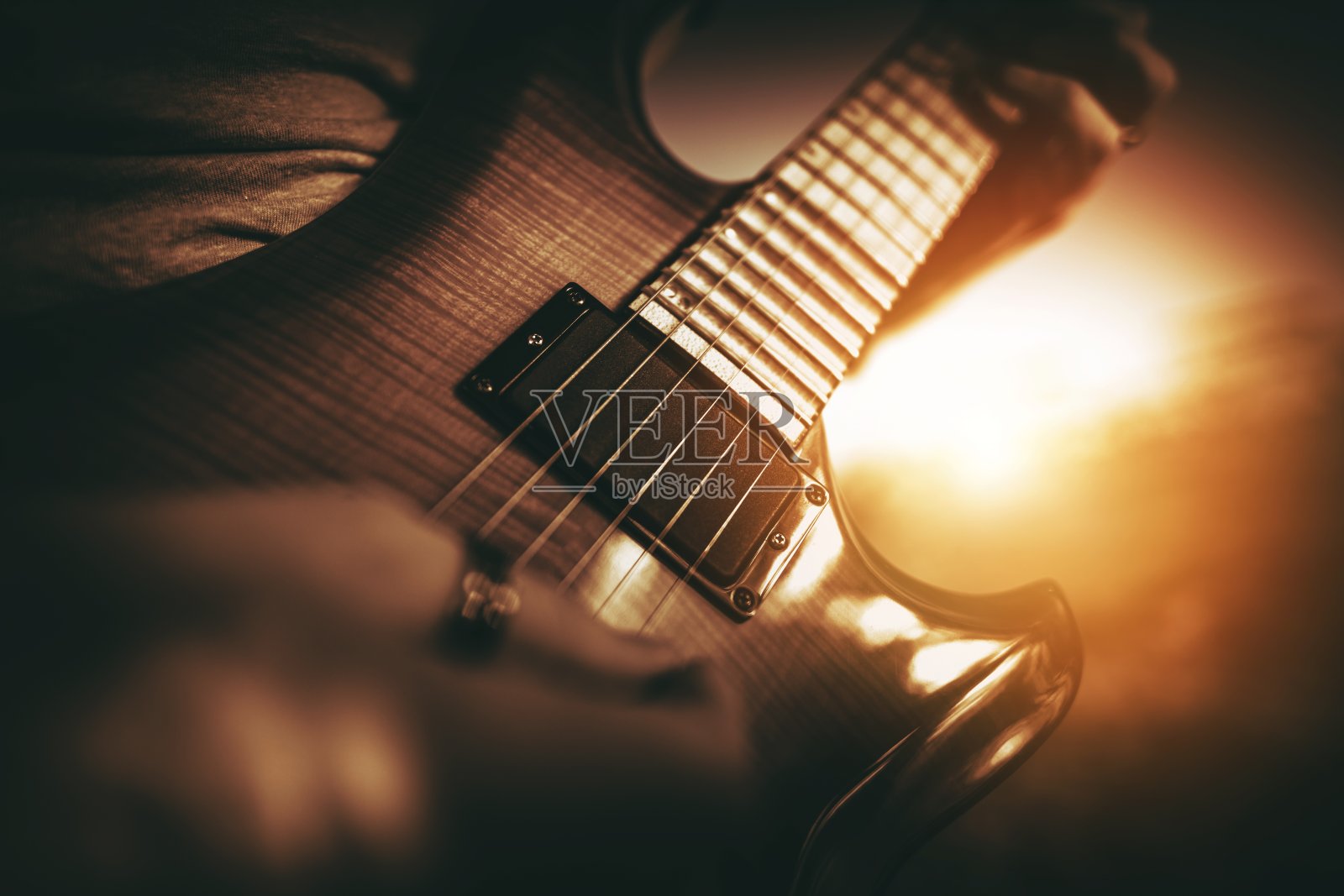 电吉他的性能照片摄影图片