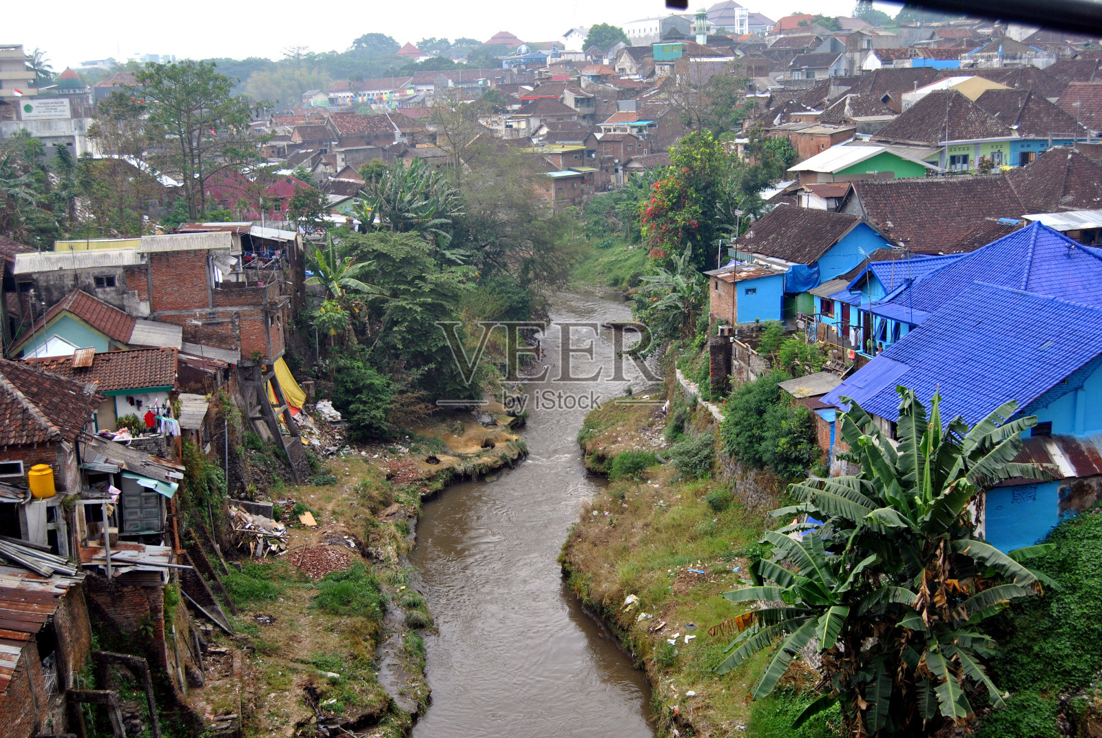 马迪潘色彩斑斓的村庄，可怜的马迪潘照片摄影图片