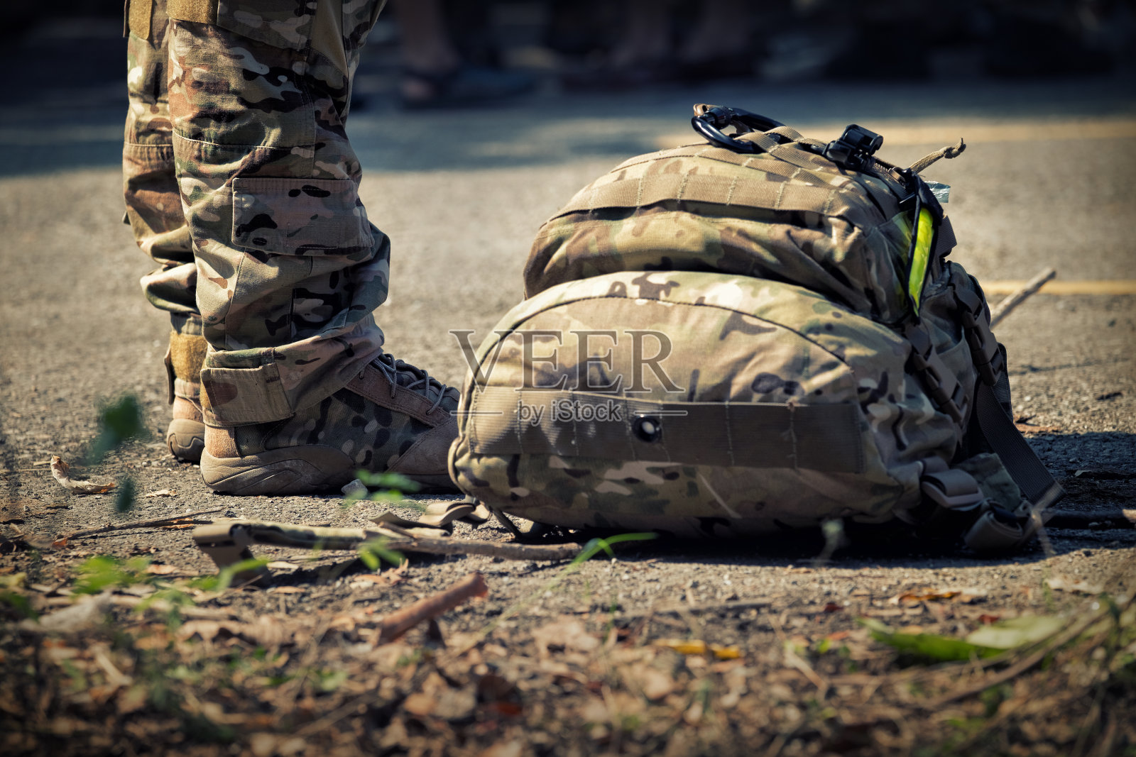 士兵拿着袋子站着。军队，军靴突击队身穿迷彩服照片摄影图片